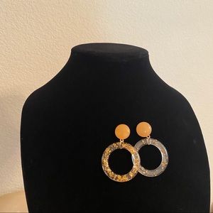 Circle beige stone golden leaves